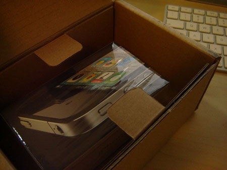 Mở hộp iPhone 4 trước giờ “lên kệ” - 2