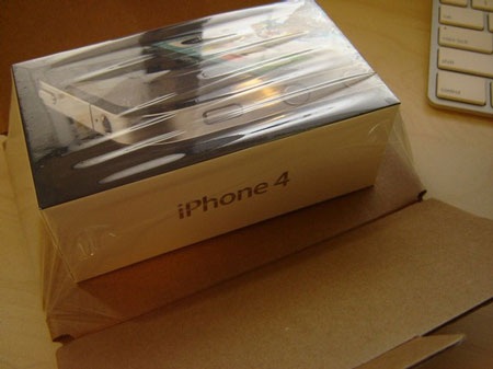 Mở hộp iPhone 4 trước giờ “lên kệ” - 3