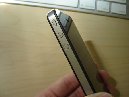 Mở hộp iPhone 4 trước giờ “lên kệ” - 10