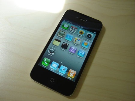 Mở hộp iPhone 4 trước giờ “lên kệ” - 11