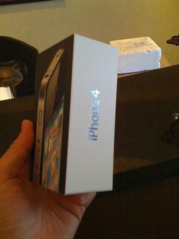 Mở hộp iPhone 4 trước giờ “lên kệ” - 4