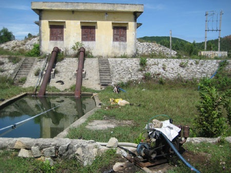 Có trạm bơm 2 tỷ đồng, 500 ha lúa vẫn khát  - 2 Có trạm bơm 2 tỷ đồng, 500 ha lúa vẫn khát  - 2