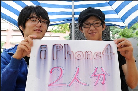 Hàng nghìn người xếp hàng chờ mua iPhone 4 - 10 Hàng nghìn người xếp hàng chờ mua iPhone 4 - 10