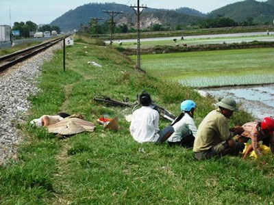 Băng qua đường sắt, một phụ nữ bị tàu tông chết - 1 Băng qua đường sắt, một phụ nữ bị tàu tông chết - 1