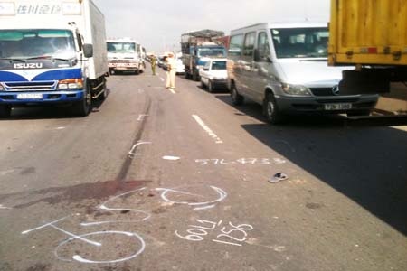 Bị xe container kéo, người đàn ông gào khóc thảm thiết  - 1