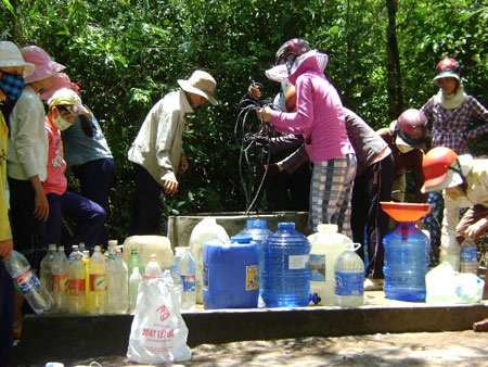 Ùn ùn kéo nhau đi xin nước giếng… chữa bệnh - 2 Ùn ùn kéo nhau đi xin nước giếng… chữa bệnh - 2