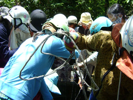 Ùn ùn kéo nhau đi xin nước giếng… chữa bệnh - 3 Ùn ùn kéo nhau đi xin nước giếng… chữa bệnh - 3