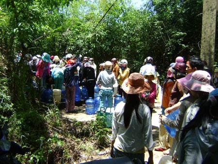 Ùn ùn kéo nhau đi xin nước giếng… chữa bệnh - 1 Ùn ùn kéo nhau đi xin nước giếng… chữa bệnh - 1