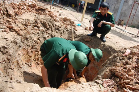 Phát hiện quả bom sắp phát nổ tại Hà Nội - 2