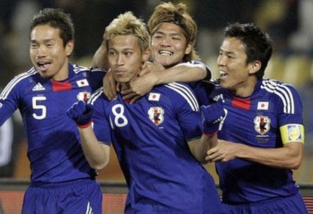 Đả bại “lính chì”  Đan Mạch, Nhật Bản giành vé đi tiếp đầy thuyết phục - 1