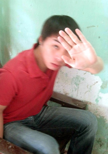 Án tù cho bị cáo ném dép vào… “quan tòa” - 1