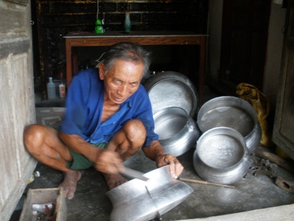 Nghệ nhân cuối cùng của làng đúc đồng Đức Lâm - 2