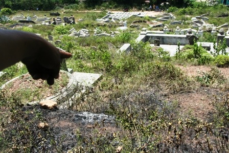 Cận cảnh vụ cháy rừng thông trên núi Ngự Bình  - 11