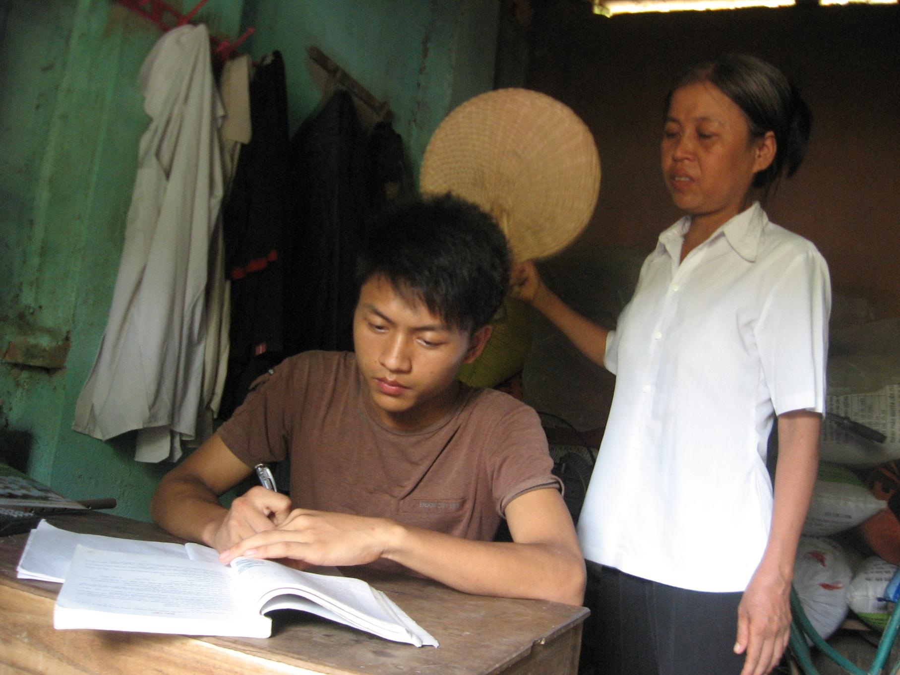 Thanh Hóa: Trao học bổng cho 200 học sinh nghèo - 1