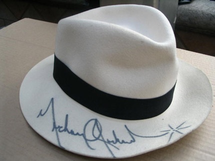 Bán đấu giá hiện vật của Michael Jackson thu về gần 1 triệu USD - 2 Bán đấu giá hiện vật của Michael Jackson thu về gần 1 triệu USD - 2