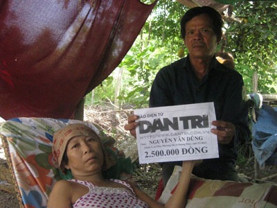 Trao quà tới hoàn cảnh “Lận đận cha và con thơ nuôi vợ ung thư” - 1 Trao quà tới hoàn cảnh “Lận đận cha và con thơ nuôi vợ ung thư” - 1