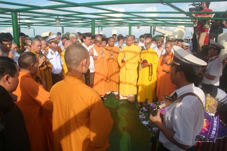 Nghẹn lòng lễ tưởng niệm liệt sỹ trên biển Đông - 4 Nghẹn lòng lễ tưởng niệm liệt sỹ trên biển Đông - 4