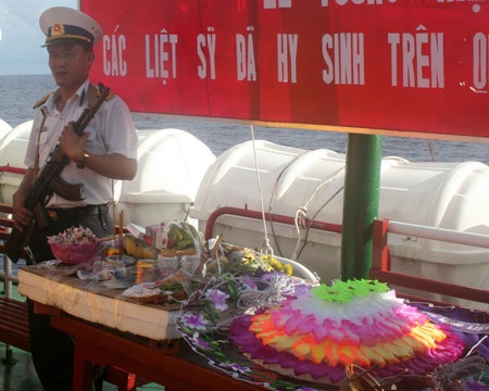 Nghẹn lòng lễ tưởng niệm liệt sỹ trên biển Đông - 3 Nghẹn lòng lễ tưởng niệm liệt sỹ trên biển Đông - 3