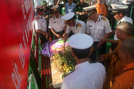 Nghẹn lòng lễ tưởng niệm liệt sỹ trên biển Đông - 7 Nghẹn lòng lễ tưởng niệm liệt sỹ trên biển Đông - 7
