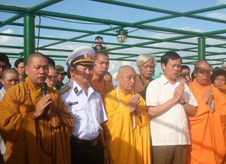 Nghẹn lòng lễ tưởng niệm liệt sỹ trên biển Đông - 5 Nghẹn lòng lễ tưởng niệm liệt sỹ trên biển Đông - 5