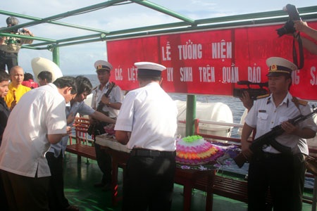 Nghẹn lòng lễ tưởng niệm liệt sỹ trên biển Đông - 1 Nghẹn lòng lễ tưởng niệm liệt sỹ trên biển Đông - 1
