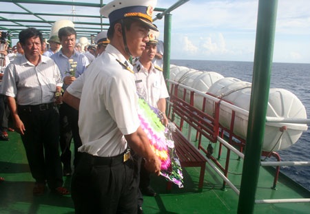 Nghẹn lòng lễ tưởng niệm liệt sỹ trên biển Đông - 8 Nghẹn lòng lễ tưởng niệm liệt sỹ trên biển Đông - 8