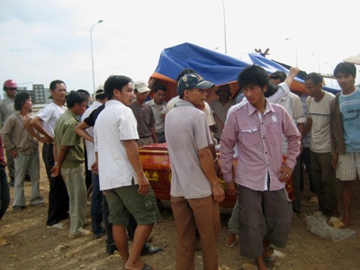 Công nhân chết đuối khi tắm ở hố ga công trường - 2 Công nhân chết đuối khi tắm ở hố ga công trường - 2