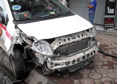 Taxi “đánh cù” trên phố - 1 Taxi “đánh cù” trên phố - 1