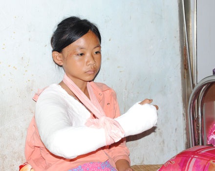 Bé gái 14 tuổi bị cậu ruột đánh đập dã man - 1