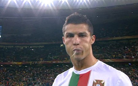 Ronaldo mất bình tĩnh sau thất bại trước TBN - 5 Ronaldo mất bình tĩnh sau thất bại trước TBN - 5