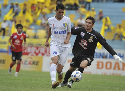 ĐT Long An thảm bại trên sân Hàng Đẫy - 1