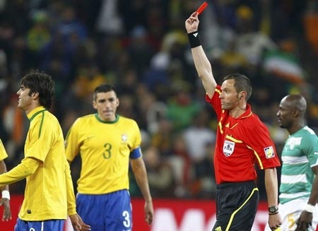 Mắc sai sót lớn, hàng loạt trọng tài sớm về nước - 1