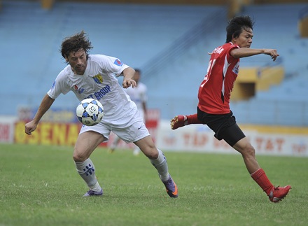 ĐT Long An thảm bại trên sân Hàng Đẫy - 2