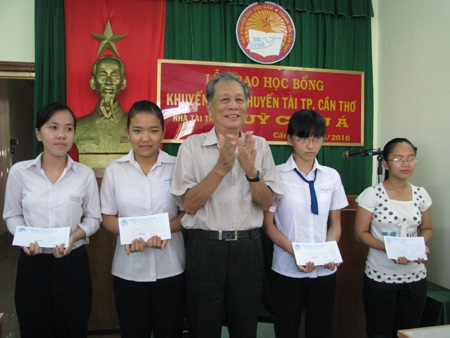 Cần Thơ: Trao 50 suất học bổng Quỹ Châu Á cho học sinh nghèo - 1 Cần Thơ: Trao 50 suất học bổng Quỹ Châu Á cho học sinh nghèo - 1