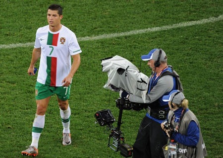 Ronaldo mất bình tĩnh sau thất bại trước TBN - 2 Ronaldo mất bình tĩnh sau thất bại trước TBN - 2