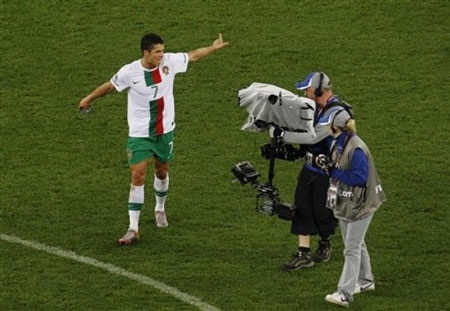 Ronaldo mất bình tĩnh sau thất bại trước TBN - 3 Ronaldo mất bình tĩnh sau thất bại trước TBN - 3