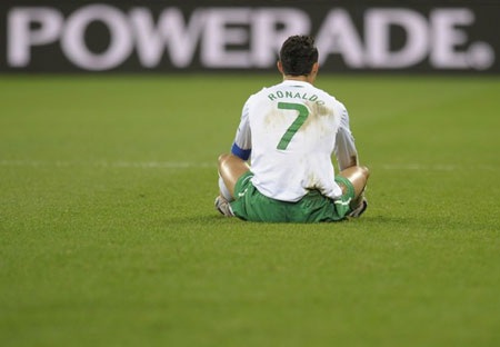 Ronaldo mất bình tĩnh sau thất bại trước TBN - 1 Ronaldo mất bình tĩnh sau thất bại trước TBN - 1