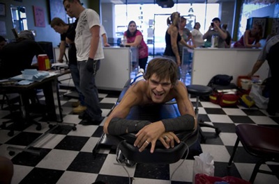 Kỷ lục xuyên hơn 1.000 chiếc kim khâu qua lưng - 6