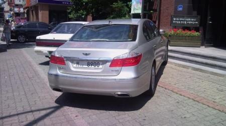 Hyundai Genesis bản 2011 dùng cần số giống BMW - 3 Hyundai Genesis bản 2011 dùng cần số giống BMW - 3