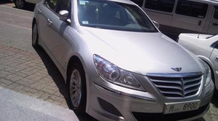 Hyundai Genesis bản 2011 dùng cần số giống BMW - 1 Hyundai Genesis bản 2011 dùng cần số giống BMW - 1