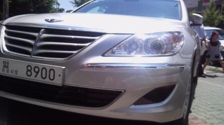 Hyundai Genesis bản 2011 dùng cần số giống BMW - 2 Hyundai Genesis bản 2011 dùng cần số giống BMW - 2