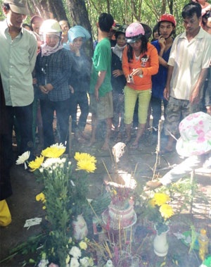 Náo loạn vì gò mối hình Đức Phật - 3