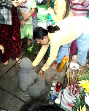 Náo loạn vì gò mối hình Đức Phật - 4