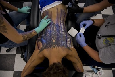 Kỷ lục xuyên hơn 1.000 chiếc kim khâu qua lưng - 1