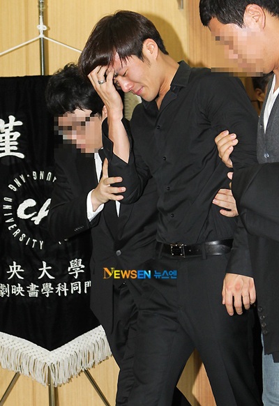 Bae Yong Joon và Choi Ji Woo tới viếng Park Yong Ha - 18