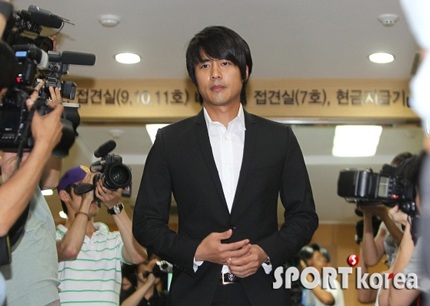 Bae Yong Joon và Choi Ji Woo tới viếng Park Yong Ha - 19