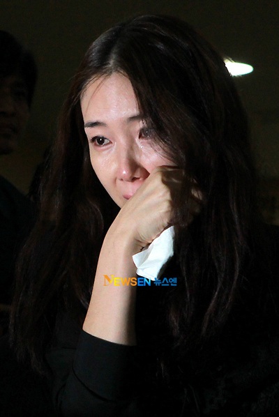 Bae Yong Joon và Choi Ji Woo tới viếng Park Yong Ha - 4