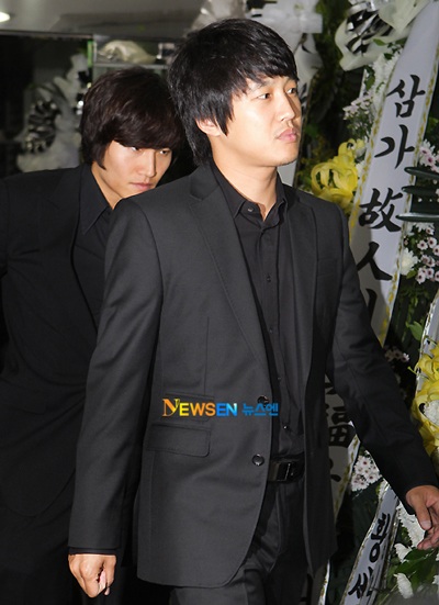 Bae Yong Joon và Choi Ji Woo tới viếng Park Yong Ha - 6