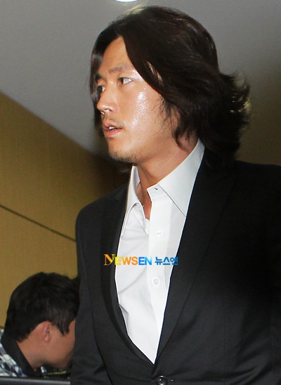 Bae Yong Joon và Choi Ji Woo tới viếng Park Yong Ha - 20