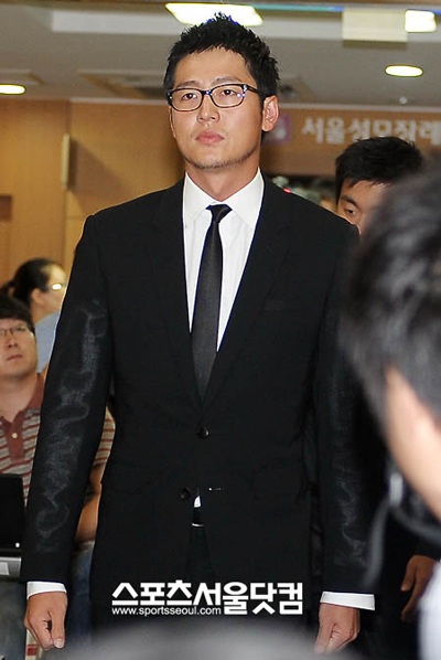 Bae Yong Joon và Choi Ji Woo tới viếng Park Yong Ha - 23